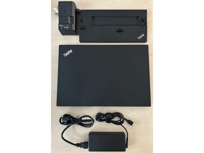 Notebook mit Zubehör