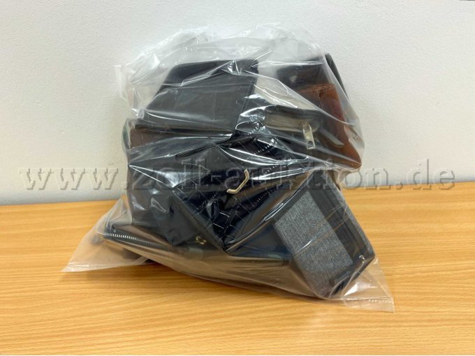 33 gut erhaltene, gebrauchte Geldbörsen in einer durchsichtigen Kunststoff-Beutel, verschieden Marken und Größen.