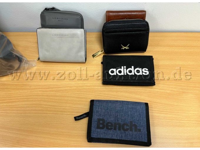 Auswahl aus dem 33teiligen Mischposten: Zwei Liebeskind Berlin-Geldbörsen, Bench- und adidas-Stoffgeldbörse, Sansibar- und Branco-Geldbörse.