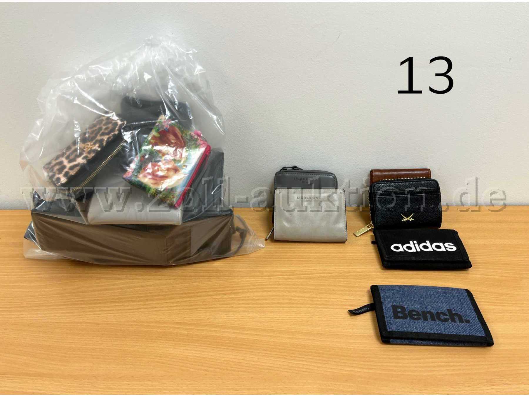 Mischposten aus 33 gut erhaltenen Geldbörsen verschiedener Marken und Größen, unter anderem Bench, adidas, Liebeskind Berlin und Sansibar.