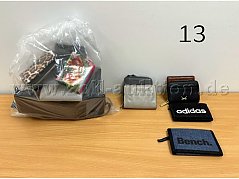Mischposten aus 33 gut erhaltenen Geldbörsen verschiedener Marken und Größen, unter anderem Bench, adidas, Liebeskind Berlin und Sansibar.