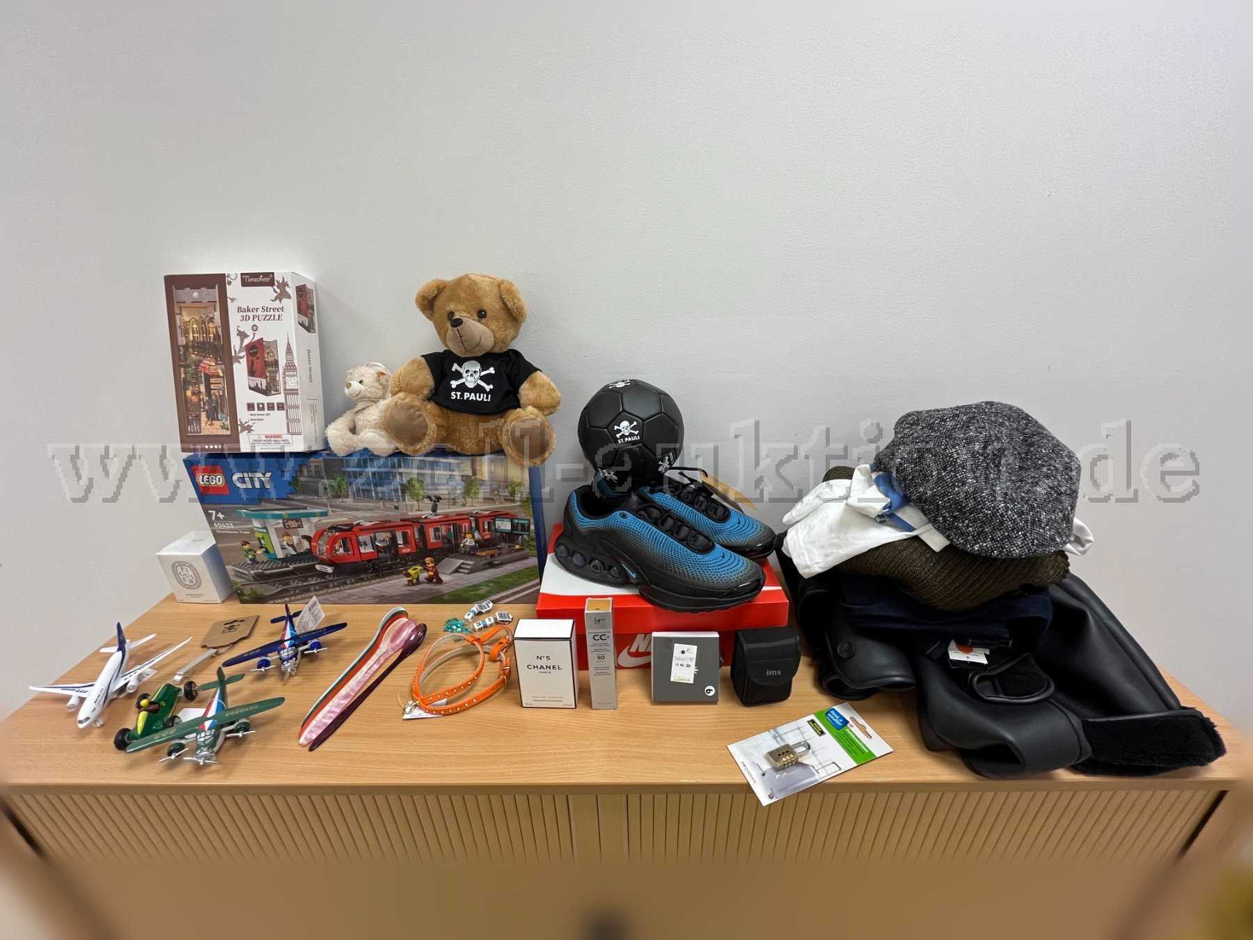 Übersicht Konvolut (nicht mit auf dem Foto zu sehen sind die Kinder-Schuhe). Spielwaren, Stofftiere, Haushaltsartikel, Bekleidung, Accessoires und Beautyprodukte