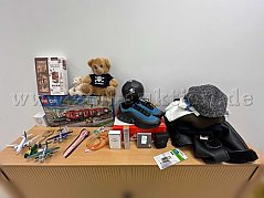 Übersicht Konvolut (nicht mit auf dem Foto zu sehen sind die Kinder-Schuhe). Spielwaren, Stofftiere, Haushaltsartikel, Bekleidung, Accessoires und Beautyprodukte
