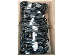 Karton mit 35 VGA-Kabeln