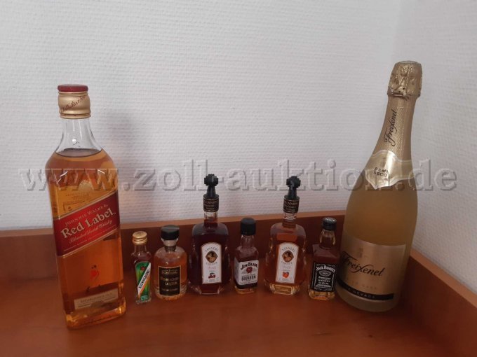 Konvolut bestehend aus: Jim Beam, Nanner Liquer, Kümmerling, Schramel Wheinachtslikör, Jack Daniels, Jonny Walker, Freixnet Semi Seco