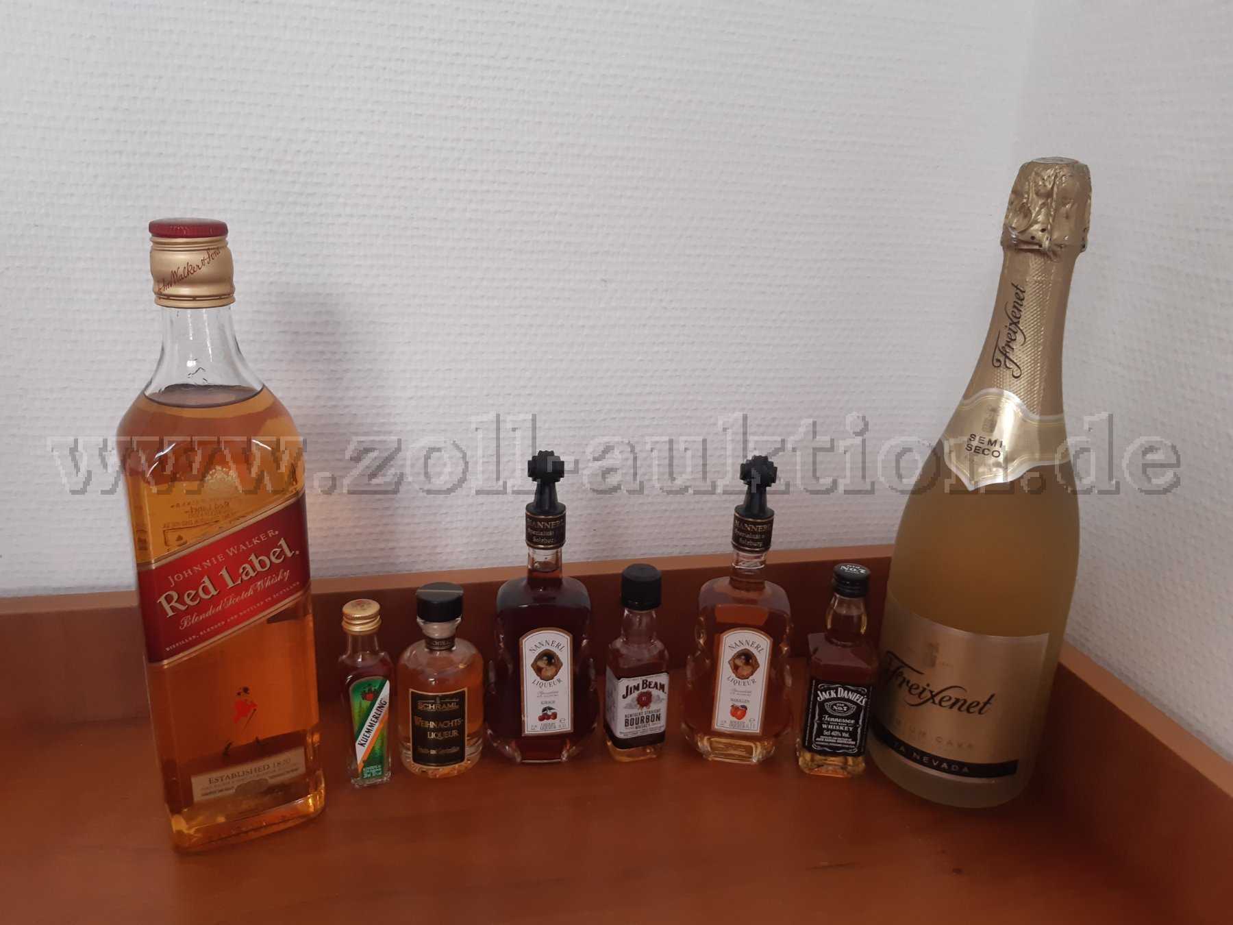 Konvolut bestehend aus: Jim Beam, Nanner Liquer, Kümmerling, Schramel Wheinachtslikör, Jack Daniels, Jonny Walker, Freixnet Semi Seco