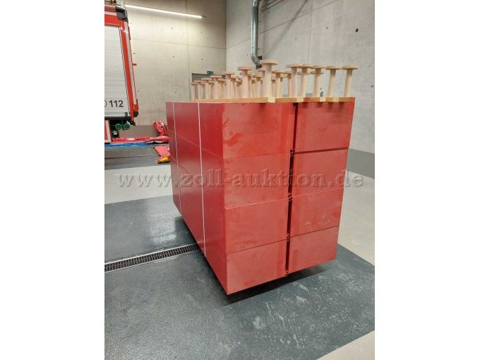 8 Spinde liegend verpackt 
35 Helmhalterungen Marke Eigenbau
Material Holz