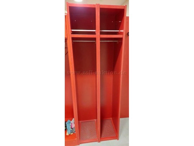 Ansicht Wagner Feuerwehrgarderobe
In der Ansicht sind 2 Einzelspinde zusammengestellt.
Oben ist ein Ablagefach für Helme
Darunter das Fach für die Kleidung
Darunter ein Gitterboden für die Stiefel