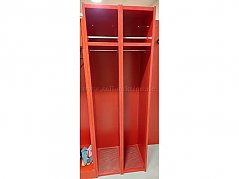 Ansicht Wagner Feuerwehrgarderobe
In der Ansicht sind 2 Einzelspinde zusammengestellt.
Oben ist ein Ablagefach für Helme
Darunter das Fach für die Kleidung
Darunter ein Gitterboden für die Stiefel