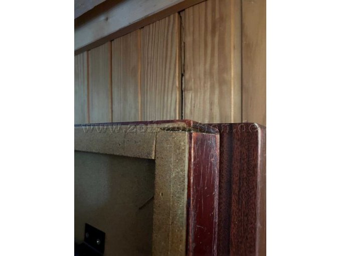 Beschädigung Tisch Dunkel, Eckschaden