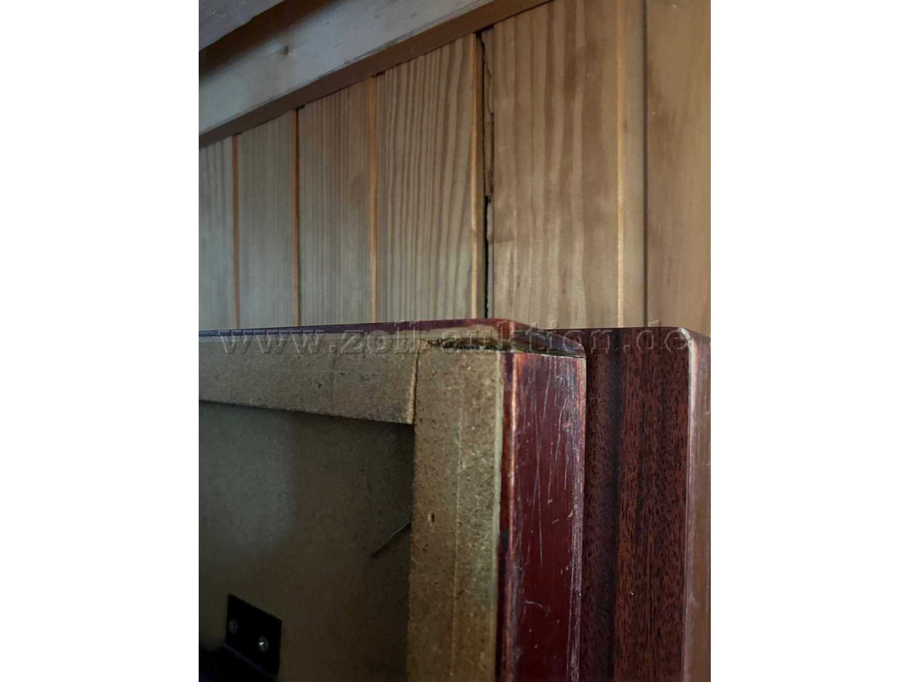 Beschädigung Tisch Dunkel, Eckschaden