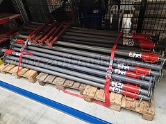 Baustützen auf Palette. Die roten kurzen Stützen auf dem Bild sind nicht Bestandteil der Auktion.