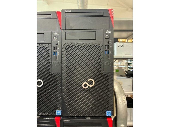 PC von vorne inkl. Anschlüsse
