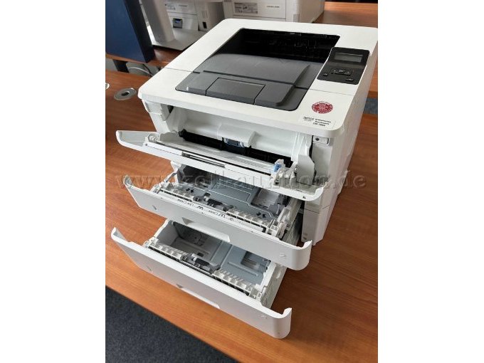 HP Drucker "Laserjet Pro 400 M402dn" - seitliche Draufsicht mit herausgezogenen Fächern (Beispielbild)
