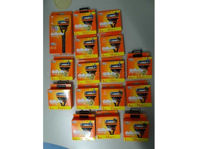 Detailansicht Gillette Fusion 5: 7 Packungen mit jeweils 8 Klingen, 
1 Packung mit einem Rasierer-Handstück und 1 Klinge und Gillette Fusion 5 Power:
8 Packungen mit jeweils 8 Klingen
- Vorderseite