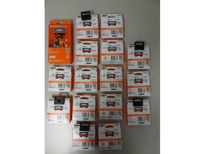 Detailansicht Gillette Fusion 5: 7 Packungen mit jeweils 8 Klingen, 
1 Packung mit einem Rasierer-Handstück und 1 Klinge und Gillette Fusion 5 Power:
8 Packungen mit jeweils 8 Klingen - Rückseite