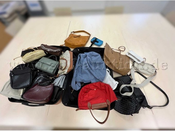 36 neuwertige und gut erhaltene, gebrauchte Hand- und Umhängetaschen von verschiedenen Marken. Für die genaue Auflistung bitte die Auktionsbeschreibung beachten.