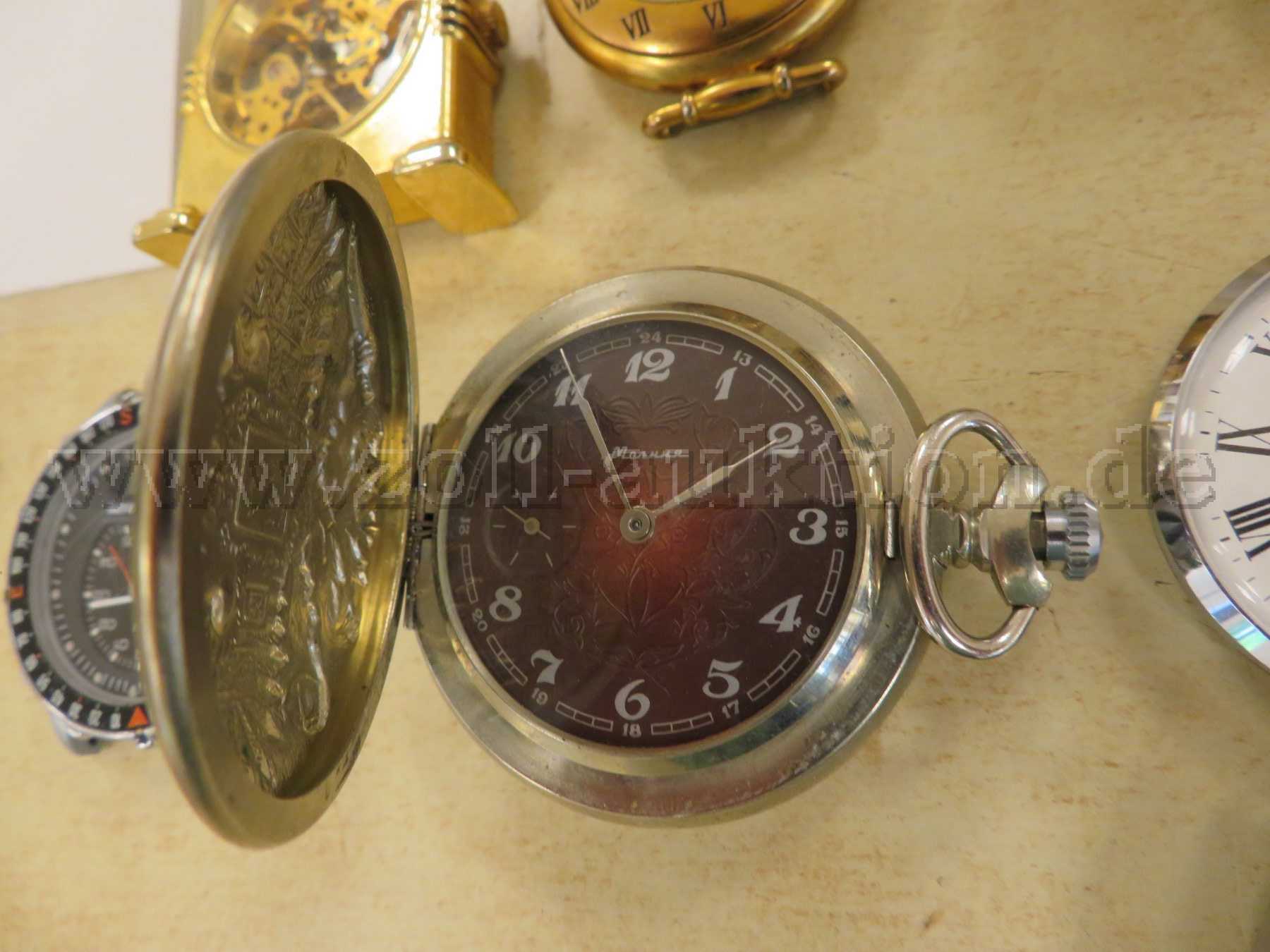 verzierte Uhr offen