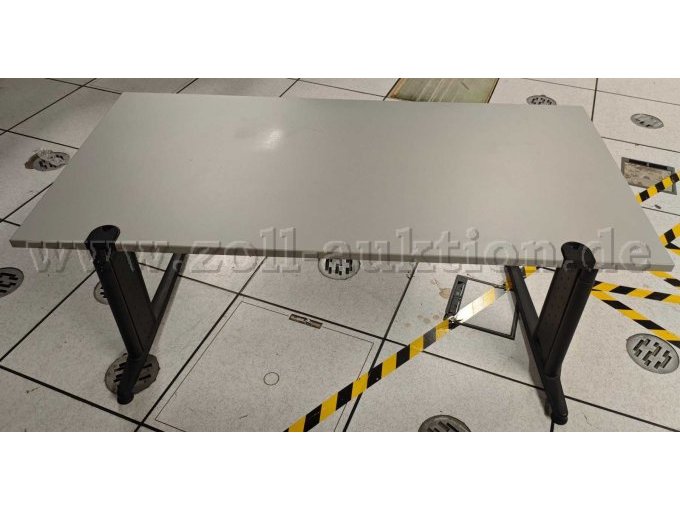 Ophelis Schreibtisch Rückansicht