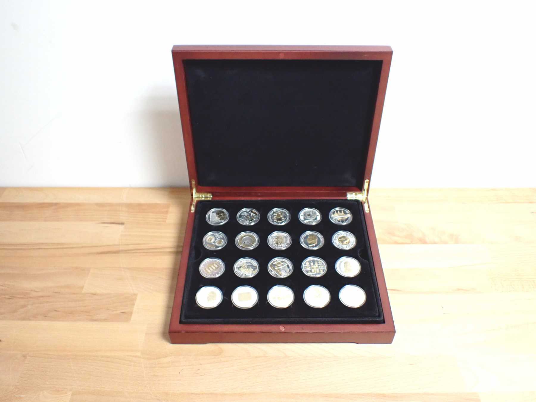 Schatulle bestückt mit Münzen