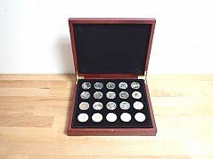 Schatulle bestückt mit Münzen