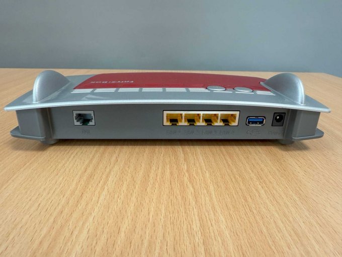 AVM FRITZ!Box 3490 
Ansicht der Anschlüsse