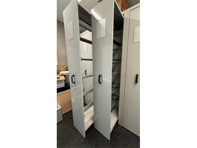 Zwei vertikale Auszüge pro Aktenschrank