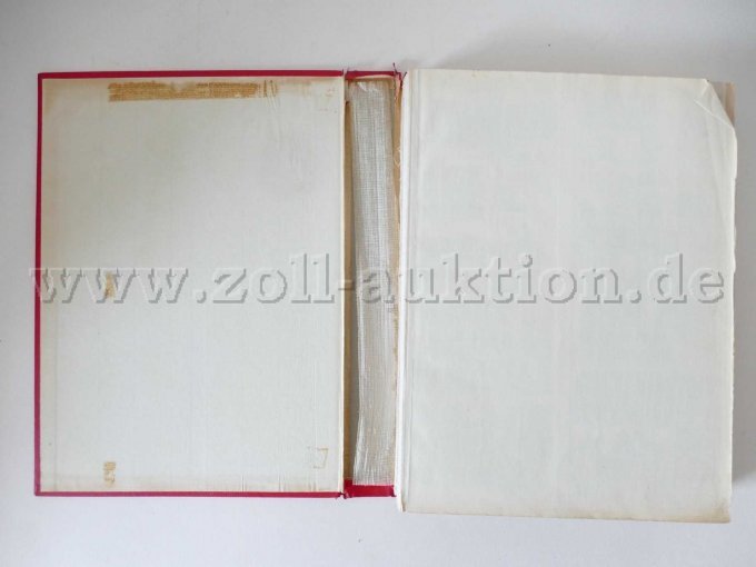 Ansicht rotes Album mit eingerissenem Buchrücken