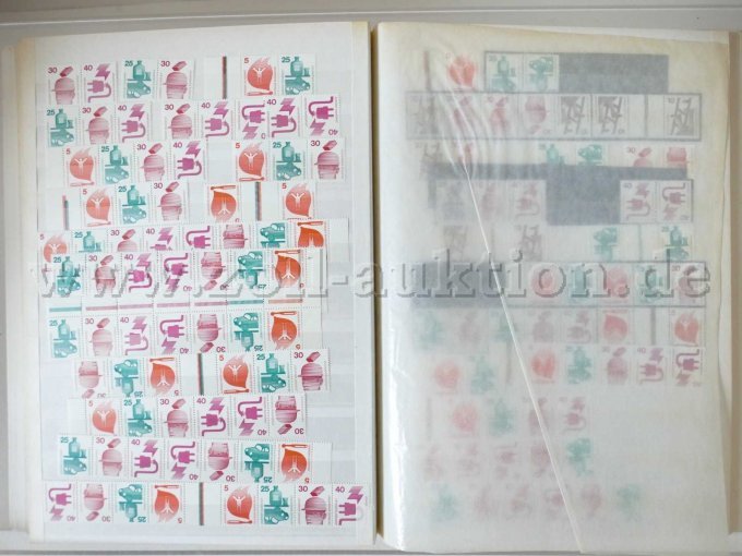 Teilansicht unterschiedliche Briefmarken