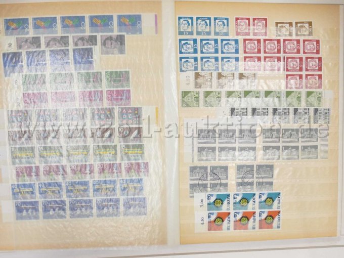 Teilansicht unterschiedliche Briefmarken