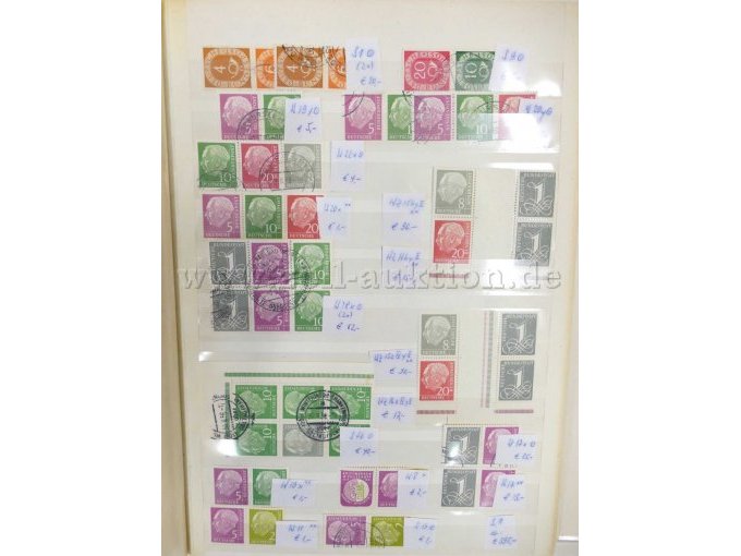 Teilansicht unterschiedliche Briefmarken