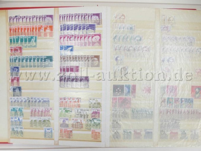 Teilansicht unterschiedliche Briefmarken