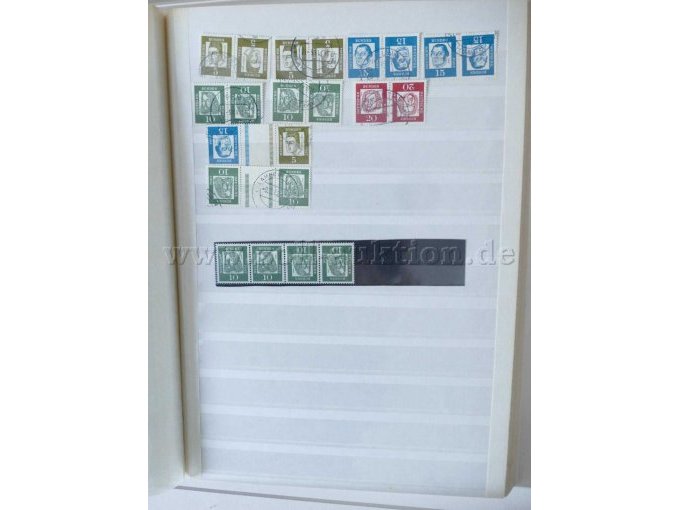 Teilansicht unterschiedliche Briefmarken