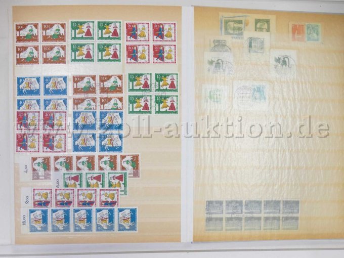 Teilansicht unterschiedliche Briefmarken