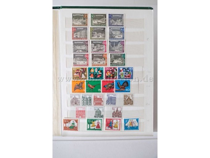 Innenansicht Alben mit unterschiedl. Briefmarken