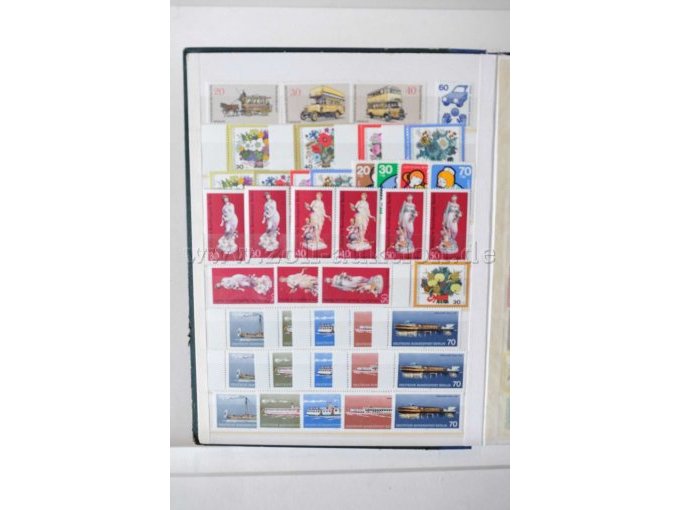 Innenansicht Alben mit unterschiedl. Briefmarken