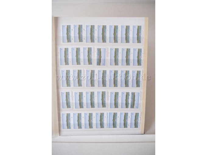 Innenansicht Alben mit unterschiedl. Briefmarken