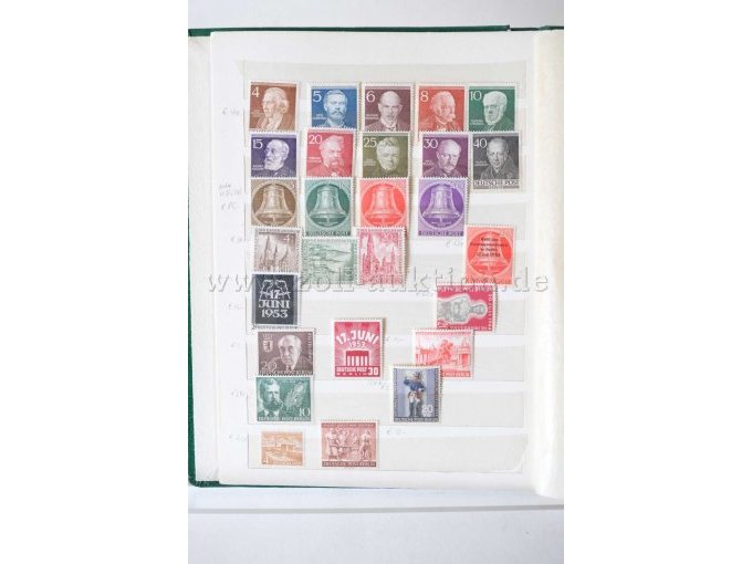 Innenansicht Alben mit unterschiedl. Briefmarken