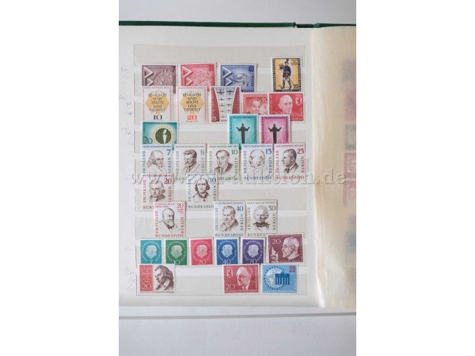 Innenansicht Alben mit unterschiedl. Briefmarken