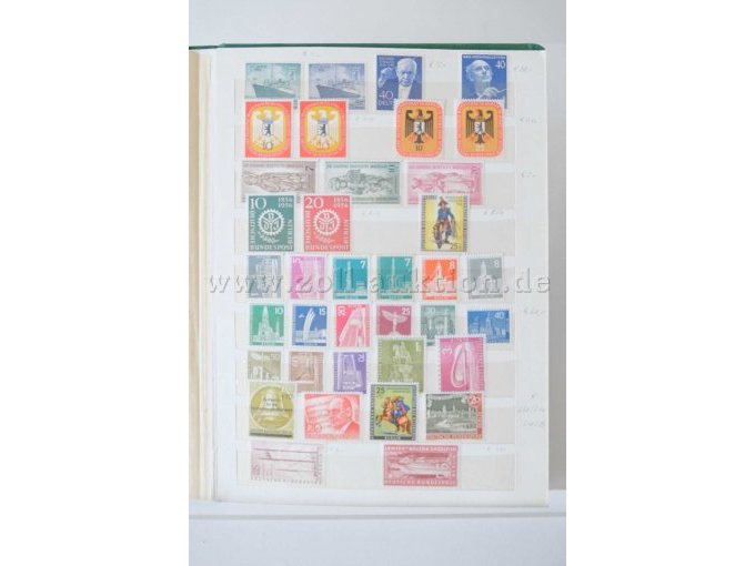 Innenansicht Alben mit unterschiedl. Briefmarken