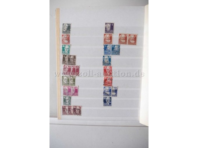 Innenansicht Alben mit unterschiedl. Briefmarken