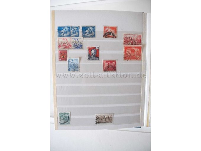 Innenansicht Alben mit unterschiedl. Briefmarken