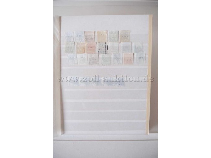 Innenansicht Alben mit unterschiedl. Briefmarken, Rückseiten