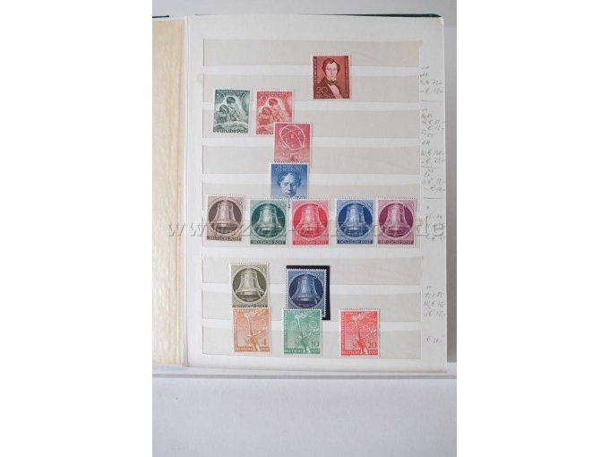 Innenansicht Alben mit unterschiedl. Briefmarken