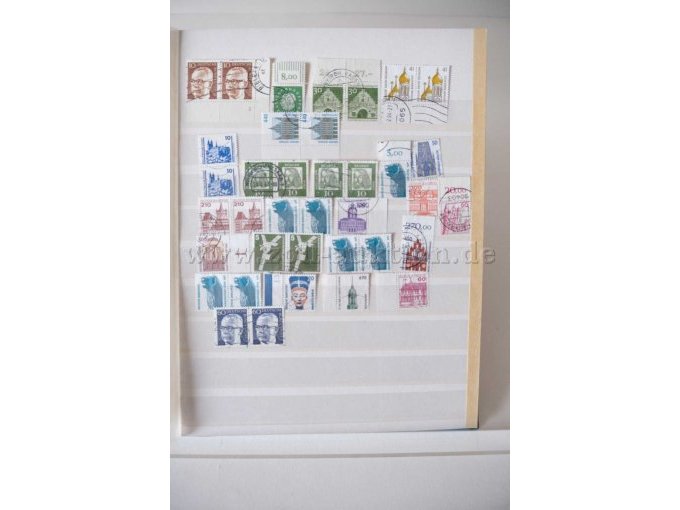 Innenansicht Alben mit unterschiedl. Briefmarken