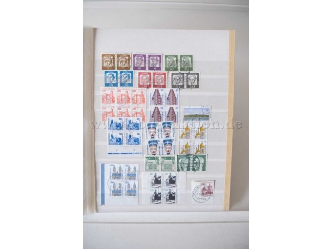 Innenansicht Alben mit unterschiedl. Briefmarken