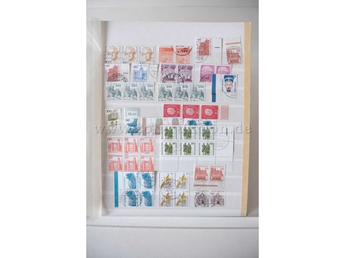 Innenansicht Alben mit unterschiedl. Briefmarken