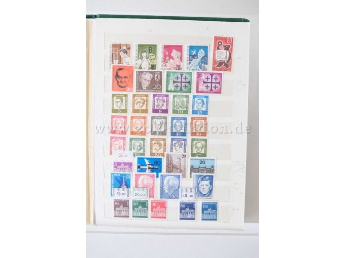 Innenansicht Alben mit unterschiedl. Briefmarken