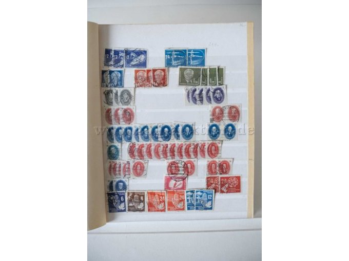 Innenansicht Alben mit unterschiedl. Briefmarken