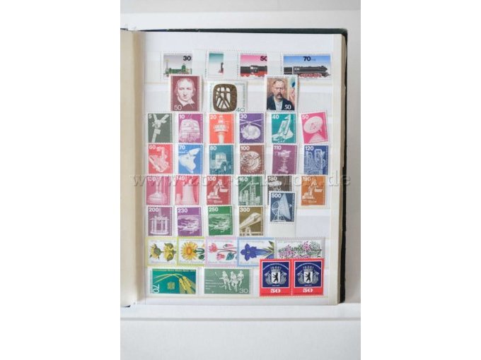 Innenansicht Alben mit unterschiedl. Briefmarken